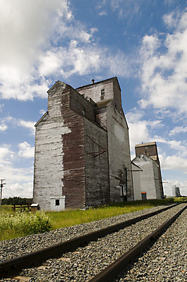 포토 JPG 해외이미지 음식 캐나다 농업 비즈니스 건축양식 하늘 사람없음 건물 목재 농작물 농장 갈색 수확 시골 역사 큼 낟알 엘리베이터 땅 버리기 수납 밭일 사일로 썩음 옛날 해외202004 해외포토 나무 건축물 건축 산업 컬러 북아메리카 재료 모션 크기 파일형식 이미지허브
