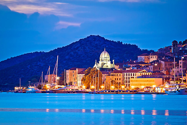 포토 JPG 해외이미지 전통 유럽 바다 건축양식 자연 하늘 산 주택 파노라마 풍경 사람없음 물 여름 파란색 컬러풀 성당 교회 탑 항구 황혼 바위 도시 만 보트 성 역사 야간 저녁 지중해 언덕 타운 크로아티아 스카이라인 옛날 채널 해외202004 해외포토 자연요소 건축물 계절 건축 나라 컬러 배_교통 종교건축 교통시설 촬영기법 건물 일몰 돌_바위 생태계 파일형식 이미지허브