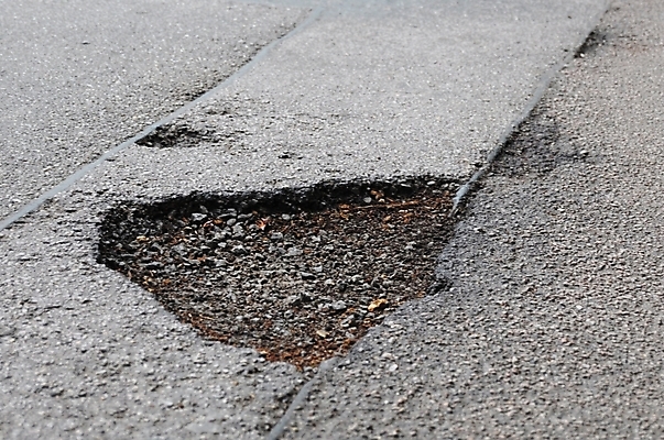 포토 JPG 해외이미지 도로 겨울 거리 안전 사람없음 손상 구멍 고속도로 수리 냄비 위험 서리 해외202004 해외포토 계절 길 컨셉 교통시설 솥 파일형식 이미지허브