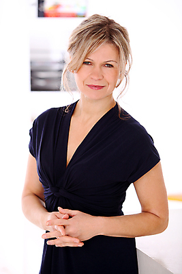 포토 JPG 해외이미지 백인 1 웰빙 응시 드레스 여자 행복 유럽 얼굴 백그라운드 주택 실내 한명 사람 성인 내부 세로 빛 금발 머리 흰색 우아함 중앙 가득함 입술 어깨 옷입기 부드러움 내추럴 스타일 유일 해외202004 해외포토 서양인 헤어스타일 시선 옷 감정 나라 컬러 컨셉 모션 건물 신체부위 감각 파일형식 이미지허브