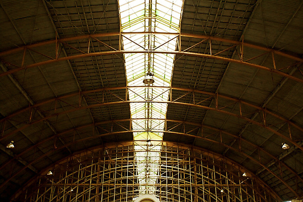 포토 JPG 해외이미지 디자인 여행 비즈니스 건축양식 교통시설 지붕 추상 실내 사람없음 내부 건물 빛 사무실 우주 금속 도시 복도 센터 터널 전철 역 도착 천장 아치 일반 단상 옛날 철강 터미널 해외202004 해외포토 건축물 건축 길 육상교통 교통 무늬 재질 대중교통 시설 파일형식 이미지허브