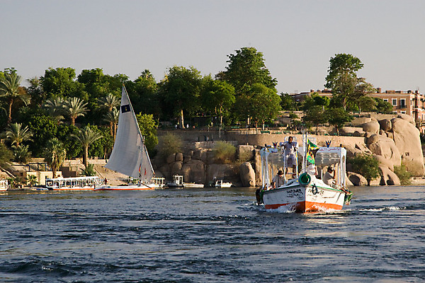 포토 JPG 해외이미지 모래 여행 요트 아프리카 자연 휴가 항해 이집트 풍경 사람없음 야외 물 여름 파란색 관광지 강 햇빛 반사 맑음 사막 바위 강가 이국적 해외202004 해외포토 자연요소 계절 나라 컬러 배_교통 날씨 태양 돌_바위 생태계 파일형식 이미지허브