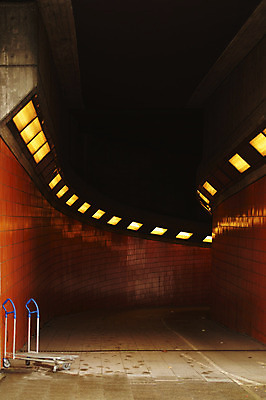 포토 JPG 해외이미지 벽 곡선 건축양식 전등 조명 숙이기 사람없음 어둠 램프 도시 터널 타일 천장 빛망울 해외202004 해외포토 건축 길 선 포즈 빛 파일형식 이미지허브