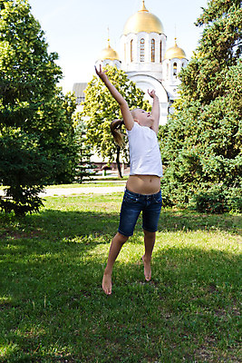 포토 JPG 해외이미지 백인 여학생 유럽 어린이 한명 여름 파란색 금발 점프 흰색 춤 8 6 5 7 해외202004 해외포토 서양인 1 학생 헤어스타일 계절 여자 나라 컬러 모션 문화예술 사람 숫자 파일형식 이미지허브