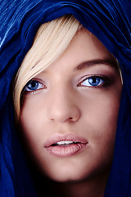 포토 JPG 해외이미지 백인 모델 여자 유럽 얼굴 포즈 한명 사람 성인 10대 파란색 컬러풀 금발 유행 표현 입 화려 우아함 매끈함 피부 순수 입술 만족 코 돌봄 해외202004 해외포토 서양인 1 헤어스타일 감정 나라 컬러 컨셉 모션 청소년 신체부위 감각 파일형식 이미지허브