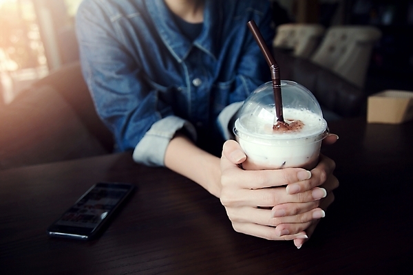 포토 JPG 해외이미지 백인 전통 라이프스타일 응시 여자 행복 커피 음료 컨셉 탁자 아침 모바일 휴식 성인 사람없음 스마트폰 상점 초콜릿 카페 신선 잡기 닫기 아침식사 커피잔 시원함 전화기 향기 아로마 향 카페테리아 코코아 카페인 힙스터 해외202004 해외포토 주간 서양인 시선 패션 감정 가구 모션 디저트 잔 사람 생활 핸드폰 스마트기기 식사 냄새 파일형식 이미지허브