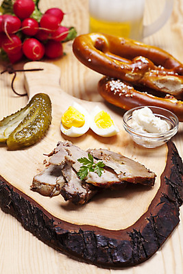 포토 JPG 해외이미지 접시 음식 조각 부분 맥주 파슬리 육류 돼지고기 사람없음 목재 계란 식사 추위 시골 오스트리아 굽기 심플 훈제 총각무 브레첼 바이에른사람 해외202004 해외포토 나무 식기 유럽 채소 식재료 재료 디저트 주류 알 무 구이 파일형식 이미지허브