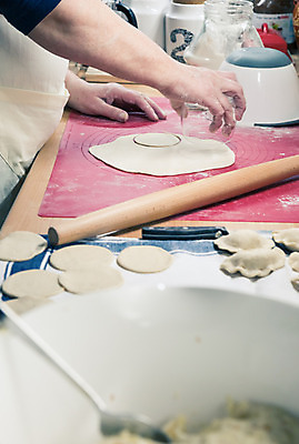 포토 JPG 해외이미지 전통 접시 손 할머니 음식 재료 탁자 치즈 감자 요리 사람없음 목재 주방 요리사 식사 저녁식사 침묵 신선 막대기 맛 먹기 향수 준비 날것 반죽 밀가루 점심식사 폭식 경단 라비올리 생식 스터핑 우크라이나 페스츄리 핸드메이드 현실 해외202004 해외포토 나무 직업 식기 여자 노년 유럽 빵 가구 컨셉 채소 모션 유제품 신체부위 소리 화장품 가루 파일형식 이미지허브