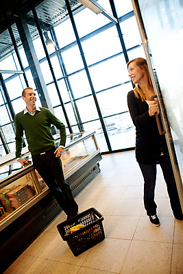 포토 JPG 해외이미지 백인 라이프스타일 커플 응시 잡화 여자 남자 행복 음식 2 실내 사랑 사람 성인 내부 두명 30대 금발 상점 도시 시장 구매 야간 고객 싱글 통로 환영 슈퍼마켓 해외202004 해외포토 자연요소 서양인 헤어스타일 시선 감정 관계 생활 장년 쇼핑 파일형식 이미지허브