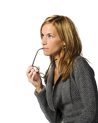 포토 JPG 해외이미지 스튜디오촬영 백인 라이프스타일 여자 안경 얼굴 청소년 갈색머리 실내 표정 한명 사람 상반신 20대 옆모습 세로 머리카락 검은색 기쁨 흰색 표현 자르기 순수 흰배경 블라우스 빛망울 고립 여자한명만 해외202004 해외포토 서양인 1 헤어스타일 잡화 감정 뷰포인트 컬러 백그라운드 컨셉 상의 모션 청년 내부 생활 신체부위 빛 머리 여자만 파일형식 이미지허브