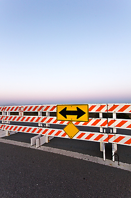 포토 JPG 해외이미지 교통시설 화살 경고 안전 사람없음 세로 위험 바리케이드 심볼 사인 도로표지판 제어 해외202004 해외포토 도로 교통 컨셉 표지판 시설 파일형식 이미지허브