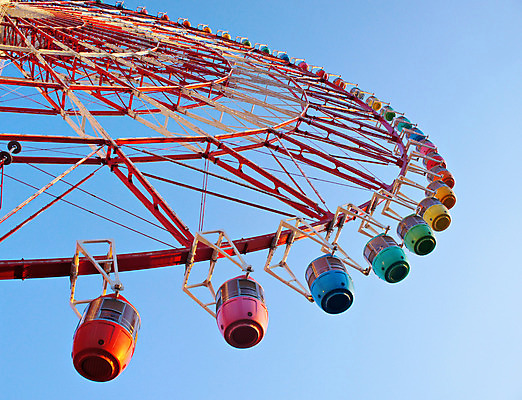 포토 JPG 해외이미지 주간 행복 하늘색 하늘 휴식 사람없음 야외 맑음 놀이공원 주말 대관람차 무지개색 해외202004 해외포토 자연요소 감정 컨셉 날씨 파란색 컬러풀 테마파크 놀이기구 파일형식 이미지허브