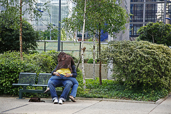 포토 JPG 해외이미지 라이프스타일 커플 공원 벤치 관계 포옹 키스 함께함 사랑 사람 사람없음 야외 햇빛 봄 프랑스 열정 프랑스어 성욕 파리(프랑스) 해외202004 해외포토 문자 계절 공공시설 감정 유럽 컨셉 의자 안기 생활 태양 애정표현 욕망 파일형식 이미지허브