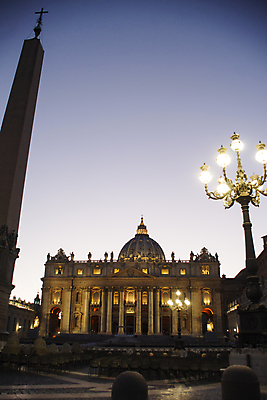 포토 JPG 해외이미지 건축물 가로등 건축양식 하늘 거리 풍경 사람없음 야외 이탈리아 저녁 로마 바실리카 성베드로대성당 해외202004 사도궁 해외포토 공공시설 건축 유럽 궁전 야간 바티칸 파일형식 이미지허브