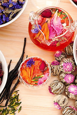 포토 JPG 해외이미지 실내 사람없음 하이앵글 찻잔 찻주전자 찻잎 꽃차 나무배경 해외202004 공예차 해외포토 뷰포인트 백그라운드 주전자 잔 내부 차_음료 파일형식 이미지허브