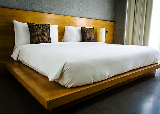 포토 JPG 해외이미지 디자인 벽 가구 건축양식 창문 가정 베개 침구 탁자 호텔 휴식 새로움 바닥 아파트 주택 실내 사람없음 내부 목재 장식 빛 카펫 침실 방 흰색 침대 잠 고급 우아함 야간 담요 시트 리빙 더블 해외202004 해외포토 자연요소 나무 건축 컬러 생활용품 컨셉 재료 숙소 건물 파일형식 이미지허브