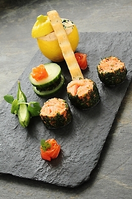 포토 JPG 해외이미지 접시 음식 어류 요리 사람없음 식사 저녁식사 해산물 건강식 점심식사 삶기 석판 해외202004 해외포토 식기 수중동물 파일형식 이미지허브