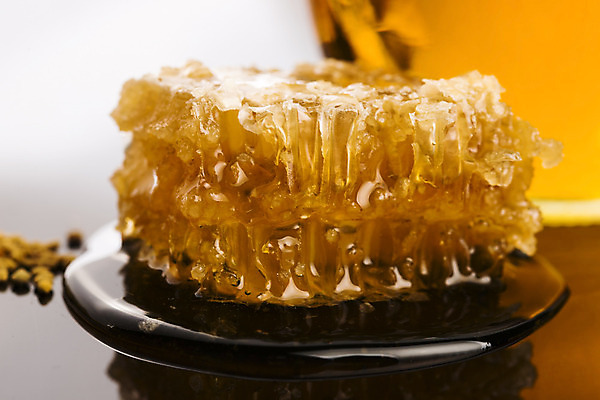 포토 JPG 해외이미지 오렌지 재료 부분 자연 주택 세포 건강 사람없음 초록색 약 노란색 투명 액체 황금 달콤 떨어짐 허브 유기농 꿀 벌집 고립 밀랍 어려움 해외202004 해외포토 식물 웰빙 컬러 컨셉 과일 의학 건물 맛 생태계 파일형식 이미지허브