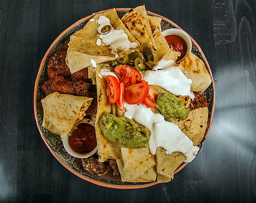 포토 JPG 해외이미지 전통 접시 음식 토마토 채소 고추 탁자 치즈 육류 옥수수 요리 사람없음 검은색 식사 저녁식사 치킨 소고기 신선 뜨거움 매움 후추 점심식사 과카몰리 살사댄스 해외202004 해외포토 식기 컬러 가구 식재료 유제품 곡류 춤 소스_음식 맛 향신료 닭고기요리 파일형식 이미지허브