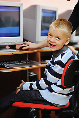 포토 JPG 해외이미지 여자 교육 남자 행복 어린이 의자 교실 학교 수업 함께함 한명 미소 사람 앉기 소년 친구 스터디 컴퓨터 교사 가르침 그룹 책상 해외202004 해외포토 직업 1 감정 가구 컨셉 관계 모션 표정 전자제품 학습 파일형식 이미지허브