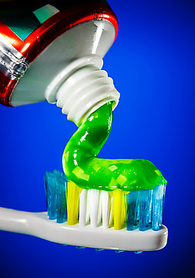 포토 JPG 해외이미지 손가락 건강 사람없음 초록색 파란색 약 손상 장비 신선 치아 칫솔 플라스틱 청소 오브젝트 싱글 언론 치약 튜브 위생관리 터키석 해외202004 해외포토 손 컬러 컨셉 의학 재질 관리 위생용품 소화기관 보석 파일형식 이미지허브