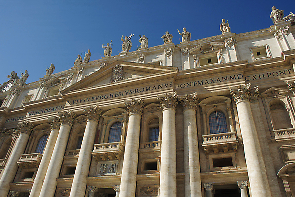 포토 JPG 해외이미지 주간 건축물 문장 건축양식 풍경 사람없음 야외 조각상 이탈리아 기둥 로마 바실리카 성베드로대성당 해외202004 사도궁 해외포토 자연요소 문자 건축 유럽 조형물 궁전 바티칸 파일형식 이미지허브