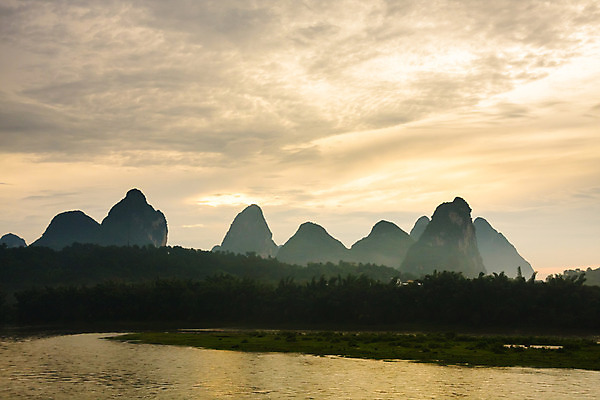 포토 JPG 해외이미지 나무 아시아 여행 백그라운드 자연 아침 산 풍경 경사 사람없음 야외 초록색 물 파란색 강 중국 황혼 새벽 바위 흰색 시골 거친 숲 강가 언덕 부식 장면 남쪽 내추럴 지질학 해외202004 해외포토 주간 자연요소 식물 교육 나라 컬러 일몰 돌_바위 방향 생태계 파일형식 이미지허브