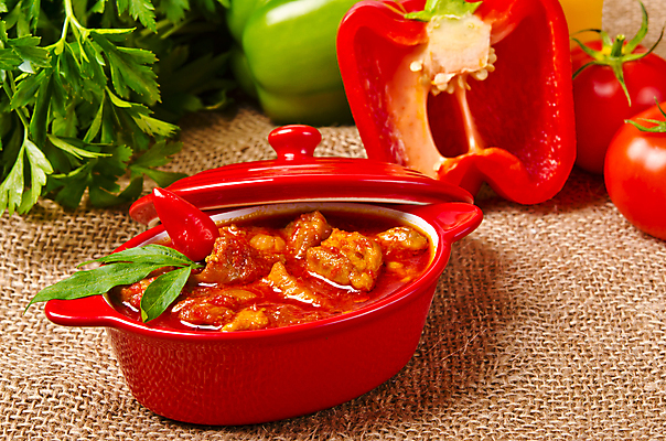 포토 JPG 해외이미지 접시 유럽 음식 다이어트 토마토 채소 전구 자연 감자 파프리카 건강 육류 돼지고기 요리 사람없음 빨간색 초록색 빛 주방 식사 저녁식사 소고기 뜨거움 소시지 수프 냄비 심볼 향신료 양배추 후추 바질 로즈메리 헝가리 해외202004 해외포토 식기 나라 컬러 식재료 가공식품 솥 허브 생태계 동유럽 향미료 파일형식 이미지허브