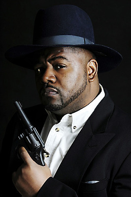 포토 JPG 해외이미지 모델 응시 남자 얼굴 한명 검은색 권총 총 위험 리볼버 심각 해외202004 해외포토 1 시선 무기 컬러 컨셉 사람 신체부위 파일형식 이미지허브