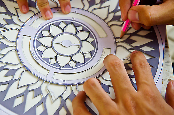 포토 JPG 해외이미지 접시 손 디자인 선 곡선 텍스트 화살 아이디어 흑백 미술 사람없음 그래픽 세트 사진촬영 자료 소용돌이 그리기 그룹 목표 스케치 수집 방향 심볼 사인 흰배경 그림 손그림 충고 해외202004 해외포토 식기 백그라운드 컨셉 모션 문화예술 촬영기법 신체부위 촬영 회오리 흰색 파일형식 이미지허브