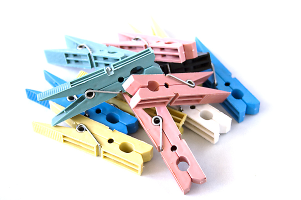 포토 JPG 해외이미지 옷 선 백그라운드 가사 가정 주택 건조 사람없음 컬러풀 흰색 씻기 빨래 빨랫줄 드라이어 오브젝트 클립 빨래집게 고립 해외202004 해외포토 줄 컬러 집게 건물 청결 미용용품 파일형식 이미지허브