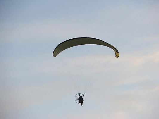 포토 JPG 해외이미지 스포츠 하늘 사람없음 위험 낙하산 해외202004 해외포토 컨셉 파일형식 이미지허브