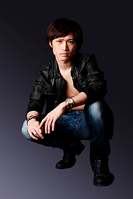 포토 JPG 해외이미지 남자 태국 한국 부츠 한명 동양인 일본 중국 재킷 회색 청바지 표현 가죽 고립 어려움 해외202004 해외포토 1 아시아 컬러 신발 바지 사람 인종 외투 파일형식 이미지허브