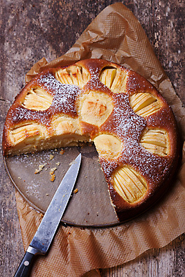 포토 JPG 해외이미지 디저트 실내 사람없음 식칼 애플파이 나무배경 해외202004 해외포토 음식 백그라운드 주방용품 내부 파이_빵 파일형식 이미지허브