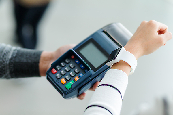 포토 JPG 해외이미지 1 여자 이동 돈 신체 부분 실내 사람 사람없음 내부 건물 경제 쇼핑 상점 기계 복도 센터 역 구매 연결 쇼핑몰 상업 전자 소매 공유 편리함 계산서 방법 쉬운 체크아웃 터미널 비용 해외202004 해외포토 건축물 컨셉 교통시설 재산 파일형식 이미지허브