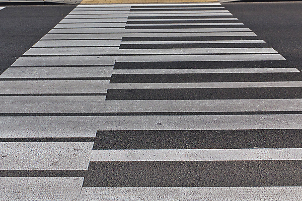 포토 JPG 해외이미지 유럽 도로 길 선 컨셉 십자가 패턴 표면 거리 안전 사람없음 야외 줄무늬 산책 회색 흰색 도시 거친 고속도로 보행자 보행로 횡단보도 도심 심볼 사인 질감 얼룩말 타운 건너기 방법 콘크리트 바르샤바 해외202004 해외포토 나라 컬러 무늬 교통시설 모션 휴식 말_동물 폴란드 파일형식 이미지허브