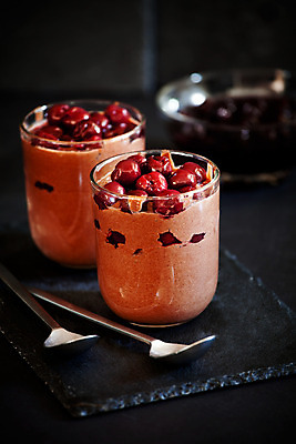 포토 JPG 해외이미지 식기 음식 과일 유리 탁자 디저트 실내 요리 사람없음 컵 빨간색 갈색 초콜릿 숟가락 검은색 어둠 흰색 체리 닫기 달콤 맛 심플 프랑스어 무스 핸드메이드 해외202004 해외포토 문자 컬러 가구 컨셉 모션 재질 수저 내부 파일형식 이미지허브