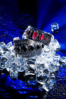 포토 JPG 해외이미지 디자인 여자 리본 백그라운드 목걸이 팔찌 선물 사랑 미술 사람없음 장식 빛 상자 반사 유행 반지 화려 뜨개질 그룹 재산 황금 고급 소프트포커스 보석 수집 소중 구슬 오브젝트 활 다이아몬드 가치 스타일 해외202004 해외포토 감정 컨셉 장신구 문화예술 촬영기법 사람 취미 금융 광석 파일형식 이미지허브