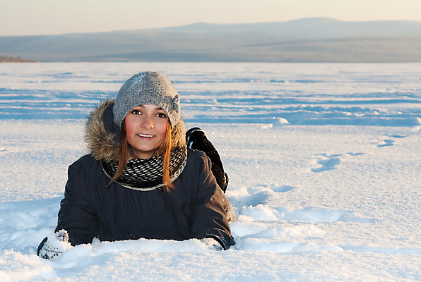 포토 JPG 해외이미지 1 옷 계절 행복 겨울 놀이 산 한명 웃음 사람 야외 추위 흰색 거짓말 눈내림 수평선 해외202004 해외포토 감정 컬러 눈_날씨 표정 파일형식 이미지허브