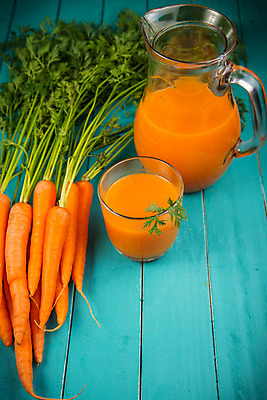 포토 JPG 해외이미지 라이프스타일 음료 음식 다이어트 채소 오렌지 재료 유리 탁자 건강 사람없음 목재 주방 주스 당근 신선 사과 다발 준비 유기농 건강식 내추럴 딜 숙성 스무디 핸드메이드 디톡스 해외202004 해외포토 나무 웰빙 가구 과일 재질 뿌리채소 생활 파일형식 이미지허브