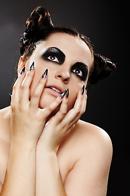 포토 JPG 해외이미지 백인 모델 헤어스타일 손 여자 유럽 얼굴 손가락 그림자 한명 사람 갈색 유행 검은색 고양이 어둠 화장품 회색 흰색 못 점 화려 손톱관리 손톱 어깨 팔 스카우트 집게발 스타일 해외202004 해외포토 서양인 1 나라 컬러 컨셉 포유류 신체부위 반려동물 뷰티 공구 네일아트 파일형식 이미지허브