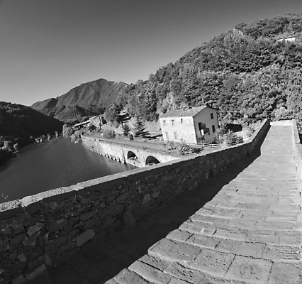 포토 JPG 해외이미지 외관 공원 유럽 여행 건축양식 교통시설 풍경 사람없음 야외 건물 물 강 이탈리아 바위 물방울 시골 중세 중앙 악마 강의 그림 아치 조경 로마인 전설 토스카나 해외202004 해외포토 자연요소 건축물 공공시설 건축 나라 교통 인종 돌_바위 역사 시설 파일형식 이미지허브