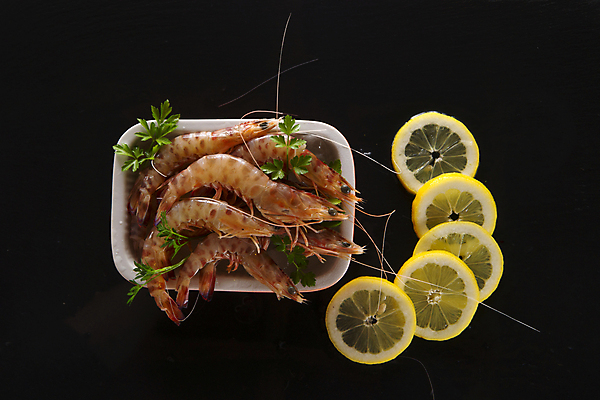 포토 JPG 해외이미지 그릇 잎 검은배경 새우 실내 사람없음 신선 레몬 담기 슬라이스 해외202004 해외포토 식물 식기 백그라운드 과일 모션 갑각류 내부 검은색 파일형식 이미지허브