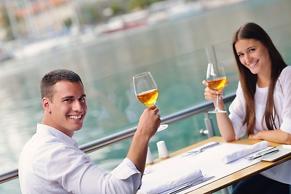 포토 JPG 해외이미지 커플 여자 남자 음식 바다 데이트 휴식 사랑 들기 앉기 상반신 성인 야외 두명 옆모습 식당 와인 식사 연애 성인만 해외202004 해외포토 감정 뷰포인트 컨셉 관계 모션 주류 사람 상점 파일형식 이미지허브