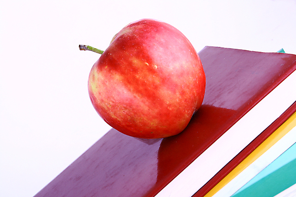 포토 JPG 해외이미지 교육 생각 과일 졸업 학교 상상 성공 사람없음 책 청춘 독서 연필 가르침 목표 사과 오솔길 성적 문학 고립 압력 해외202004 해외포토 길 컨셉 학용품 필기구 파일형식 이미지허브