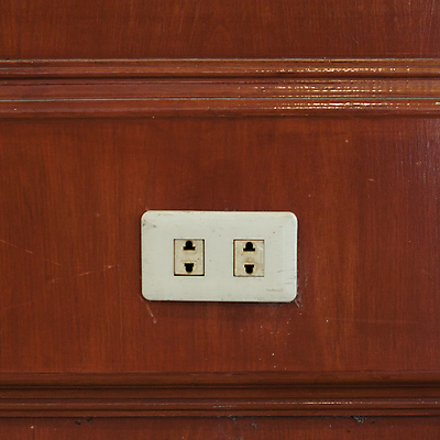 포토 JPG 해외이미지 선 벽 백그라운드 가정 벽지 주택 사람없음 내부 목재 경제 갈색 검은색 힘 기계 장비 에너지 화물 흰색 도구 네트워크 콘센트 플러그 코드 연결 먹이 질감 심플 철사 자원 타입 더블 위기 전압 현재 효율 공급 해외202004 해외포토 나무 컬러 컨셉 재료 건물 운송업 파일형식 이미지허브