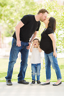 포토 JPG 해외이미지 백인 라이프스타일 여자 행복 아들 어린이 결혼 가족 엄마 남편 조명 키스 사랑 사람 동양인 인종 소년 20대 세명 30대 부모 중국 임산부 임신 육아 아기 신생아 아빠 다민족 혼혈 해외202004 해외포토 서양인 남자 감정 아시아 관계 이벤트 청년 생활 장년 애정표현 다문화 파일형식 이미지허브