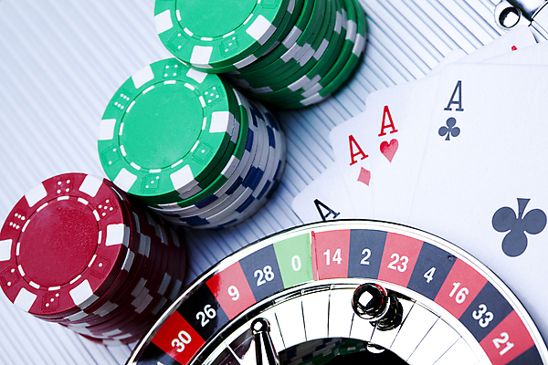 포토 JPG 해외이미지 실내 사람없음 쌓기 트럼프 포커칩 도박 카지노 흰배경 룰렛 겜블 해외202004 해외포토 백그라운드 모션 내부 놀이용품 게임 흰색 포커 파일형식 이미지허브