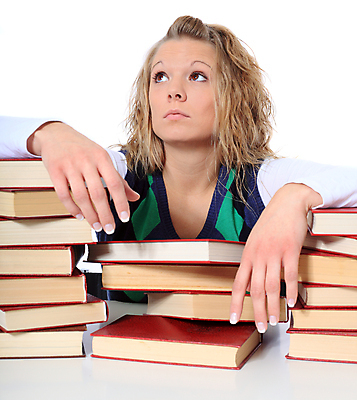 포토 JPG 해외이미지 백인 학생 여자 교육 유럽 백그라운드 스트레스 피곤 한명 사람 책 독서 흰색 좌절 책상 흰배경 대학교 문학 업무과다 고립 부정적 해외202004 해외포토 서양인 1 감정 나라 컬러 가구 컨셉 학교 업무 파일형식 이미지허브