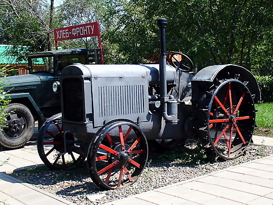 포토 JPG 해외이미지 모델 산업 도로 밭 농업 모션 기술 사람없음 파란색 농장 힘 전시 공구 시골 업무 바퀴 역사 불도저 전시회 박물관 연료 트랙터 엔진 옛날 철강 해외202004 해외포토 길 컬러 교통시설 도구 작업 중장비 농기계 특수차량 파일형식 이미지허브